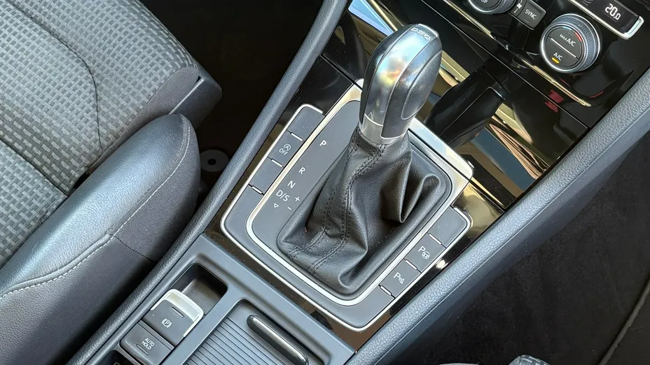 VOLKSWAGEN Golf -