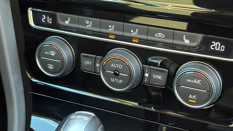 VOLKSWAGEN Golf -