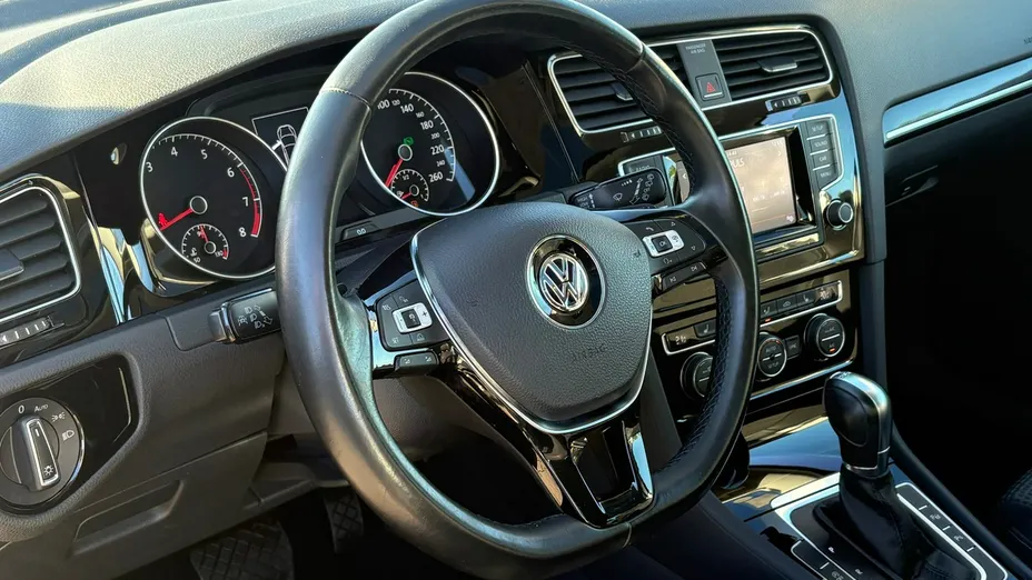 VOLKSWAGEN Golf -
