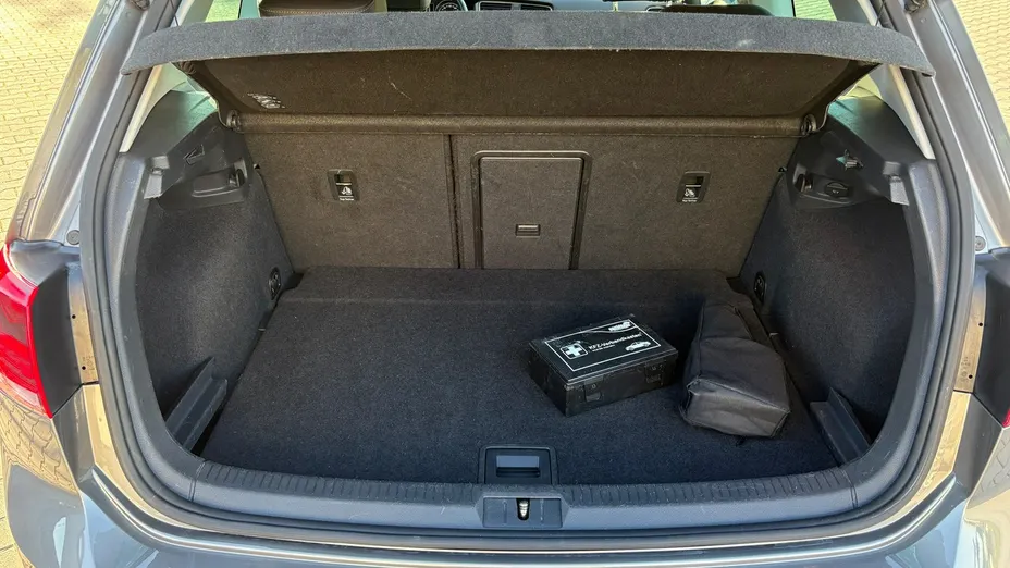 VOLKSWAGEN Golf -