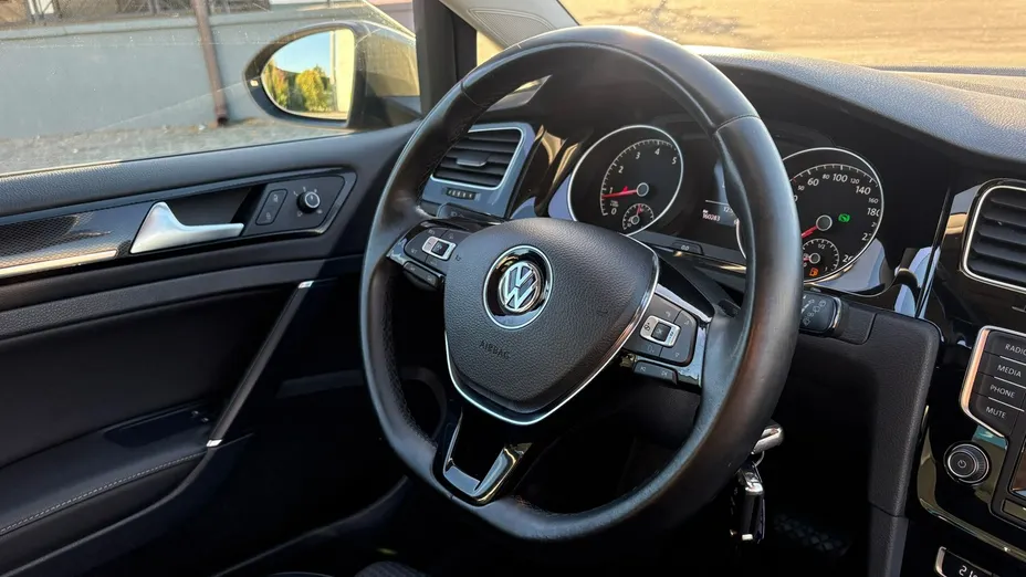 VOLKSWAGEN Golf -