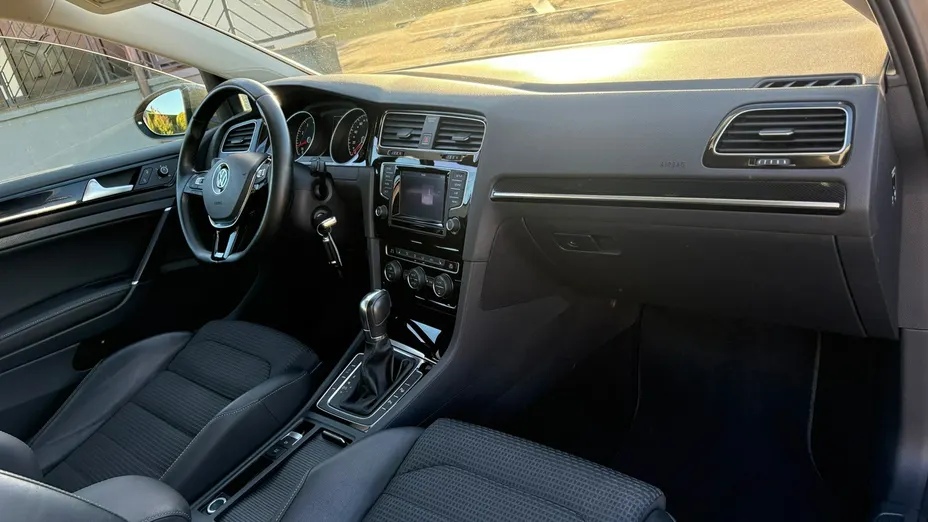 VOLKSWAGEN Golf -