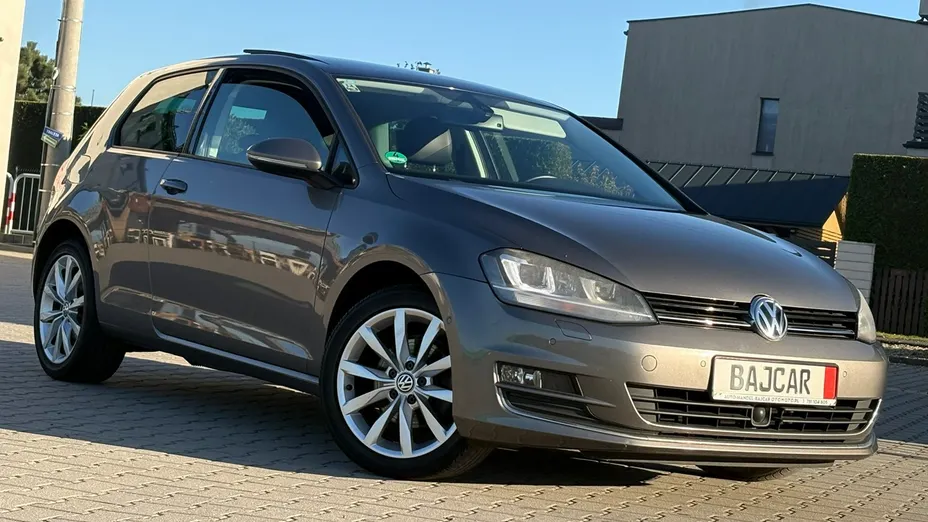 VOLKSWAGEN Golf -