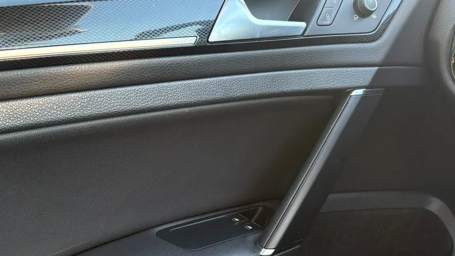 VOLKSWAGEN Golf -