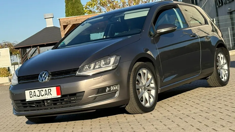 VOLKSWAGEN Golf -