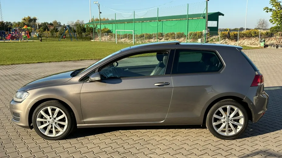 VOLKSWAGEN Golf -