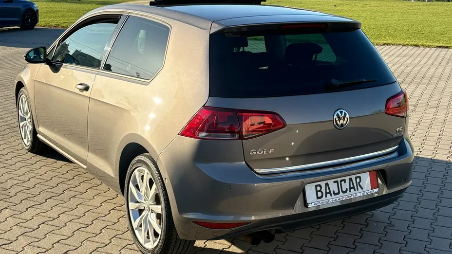 VOLKSWAGEN Golf -