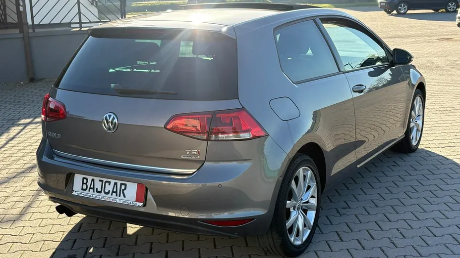 VOLKSWAGEN Golf -
