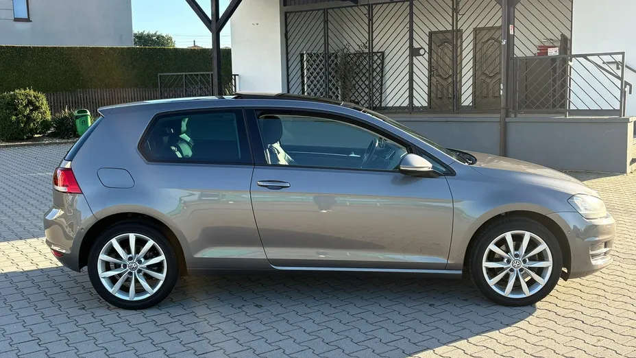 VOLKSWAGEN Golf -