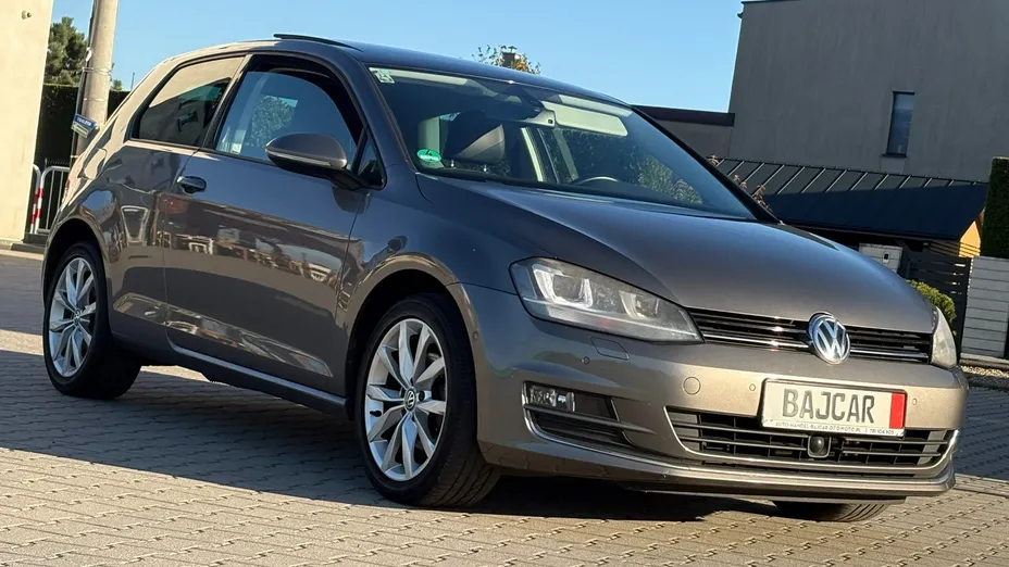 VOLKSWAGEN Golf -