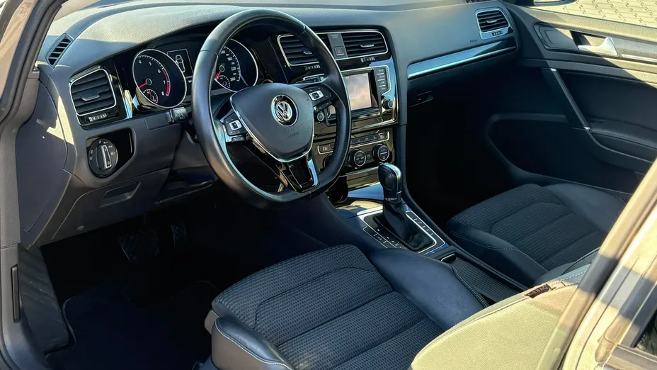 VOLKSWAGEN Golf -