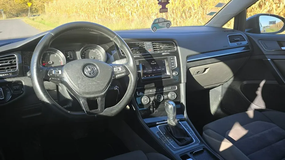 VOLKSWAGEN Golf -