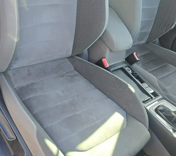 VOLKSWAGEN Golf -