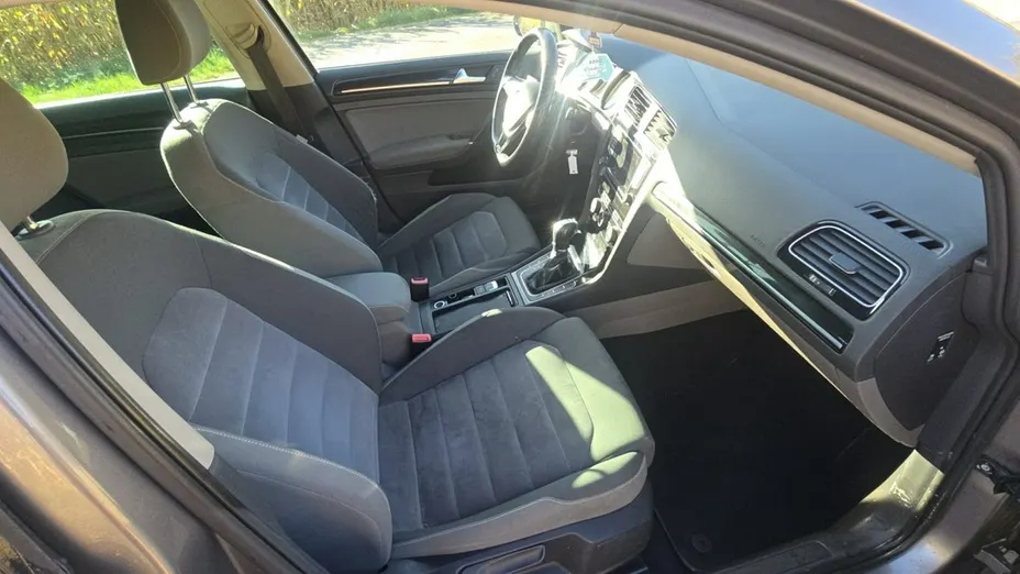 VOLKSWAGEN Golf -