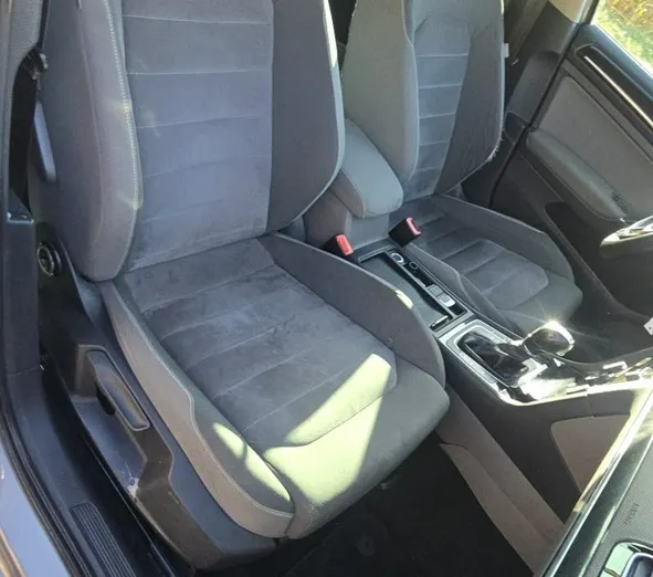 VOLKSWAGEN Golf -
