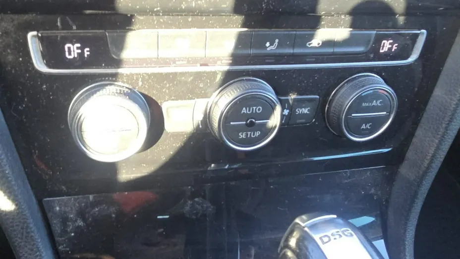 VOLKSWAGEN Golf -