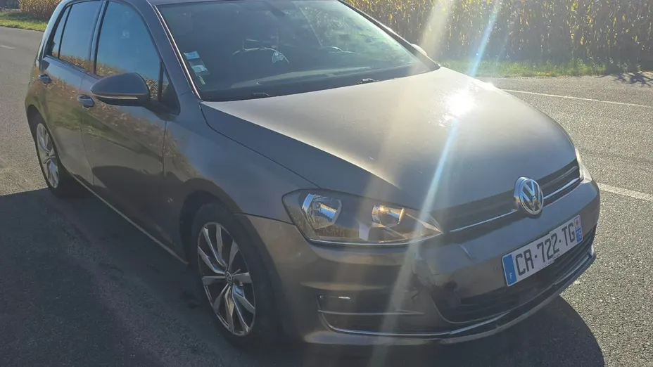 VOLKSWAGEN Golf -