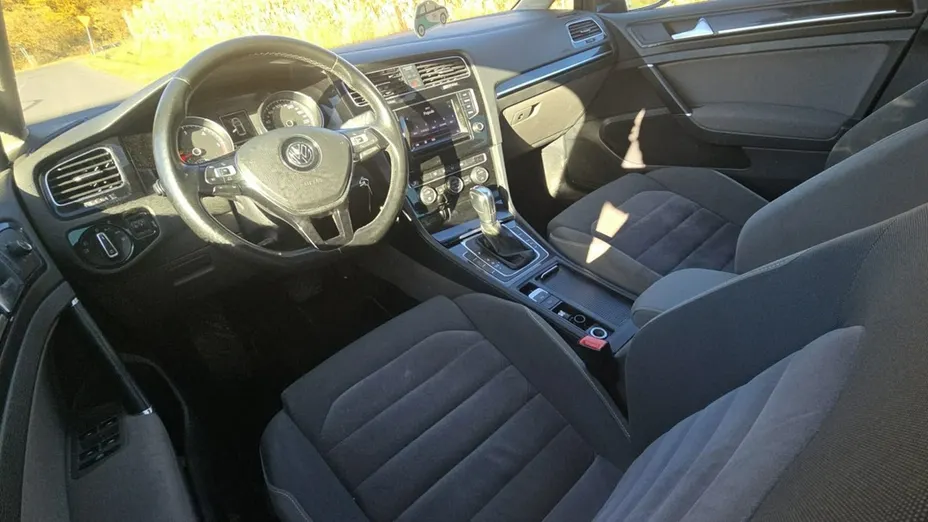 VOLKSWAGEN Golf -
