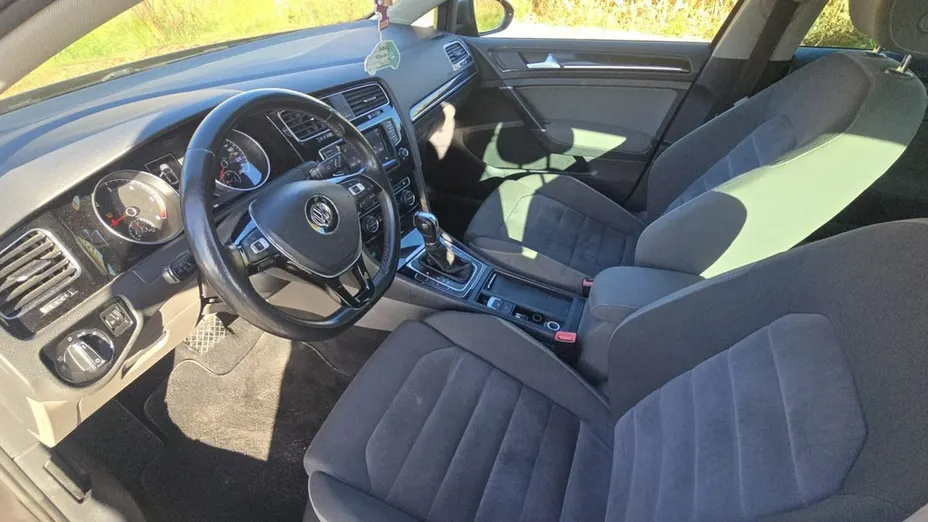 VOLKSWAGEN Golf -