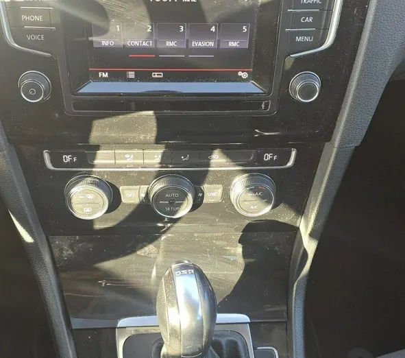 VOLKSWAGEN Golf -