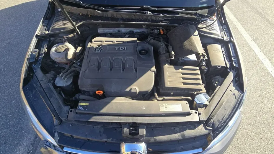 VOLKSWAGEN Golf -