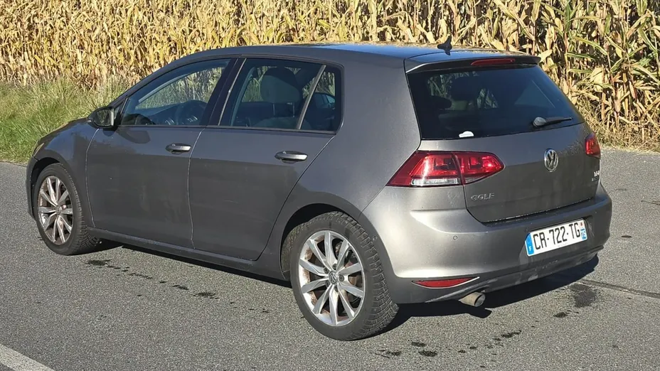 VOLKSWAGEN Golf -