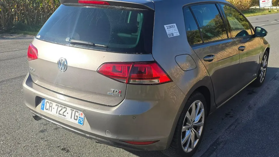 VOLKSWAGEN Golf -