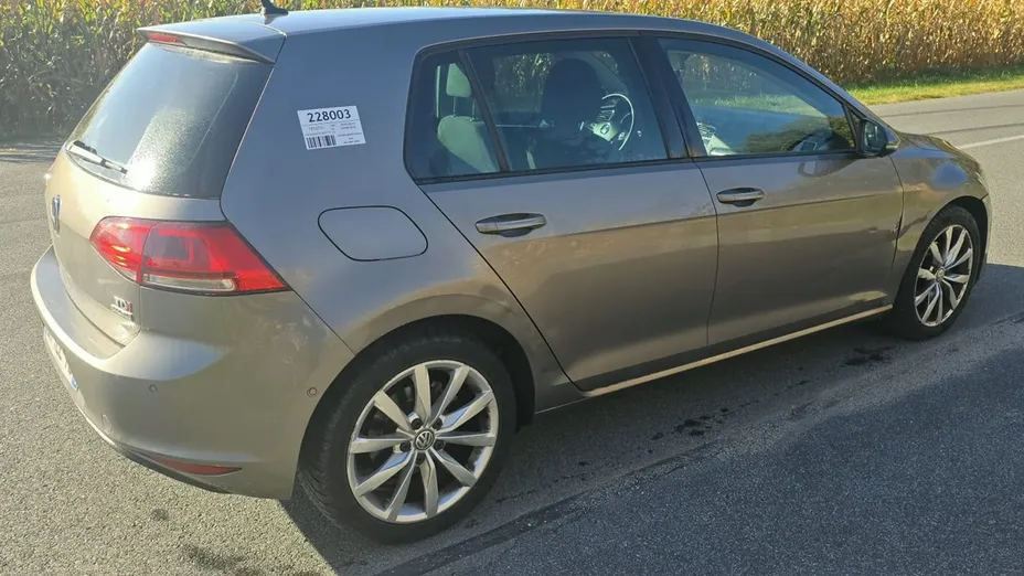 VOLKSWAGEN Golf -