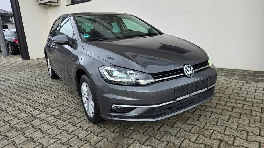 VOLKSWAGEN Golf -