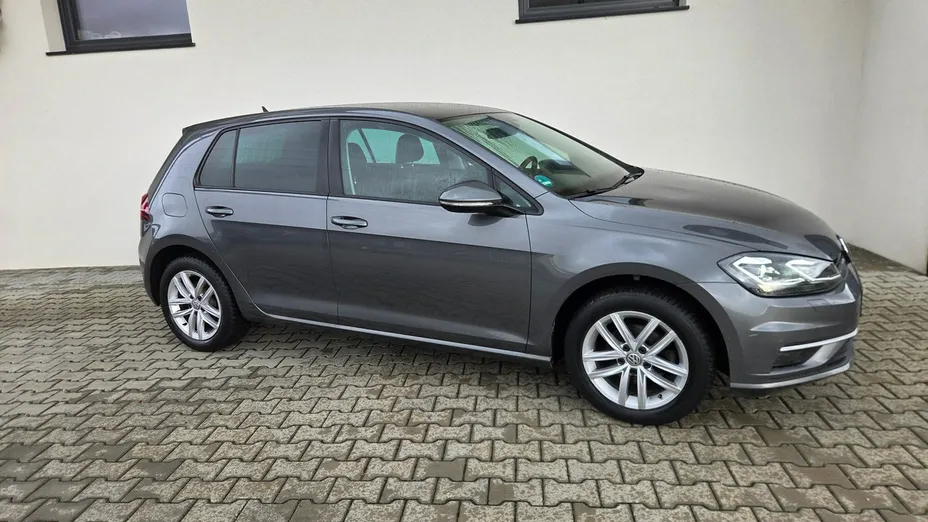 VOLKSWAGEN Golf -