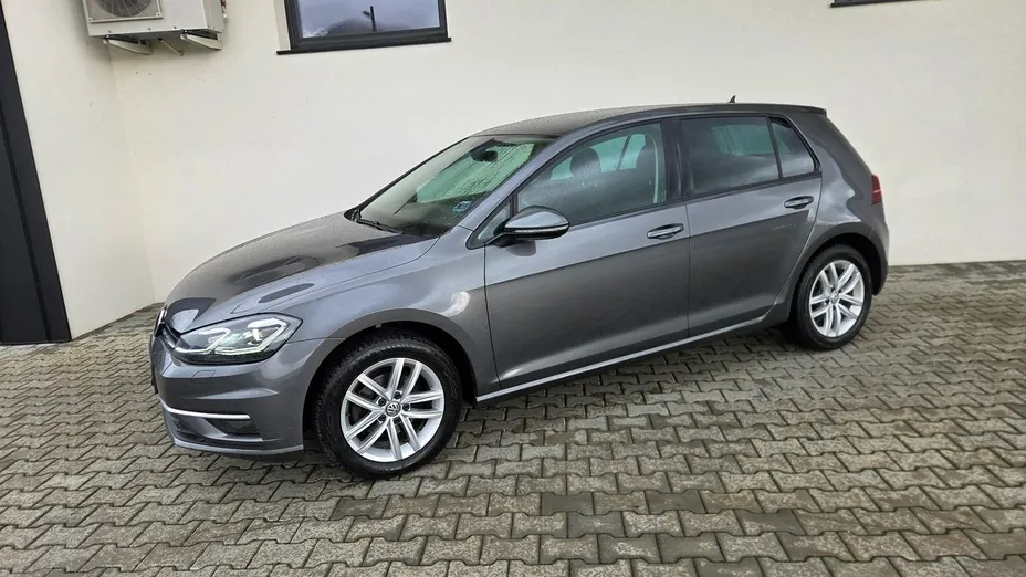 VOLKSWAGEN Golf -
