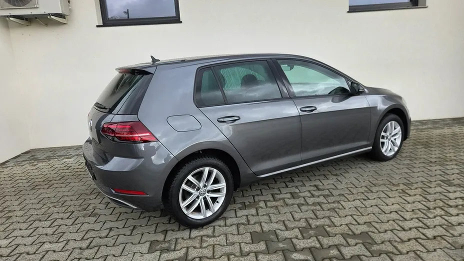 VOLKSWAGEN Golf -
