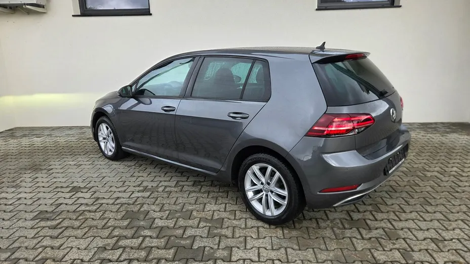 VOLKSWAGEN Golf -