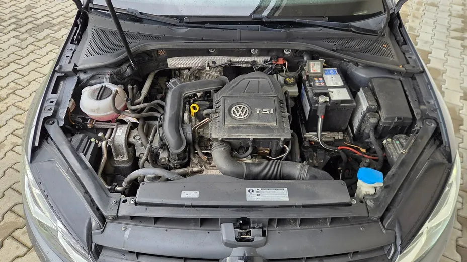 VOLKSWAGEN Golf -