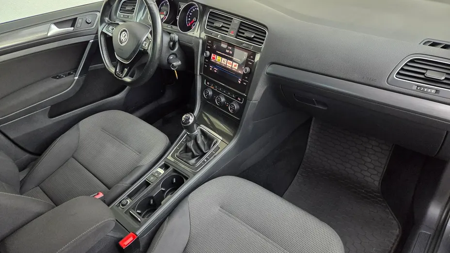 VOLKSWAGEN Golf -