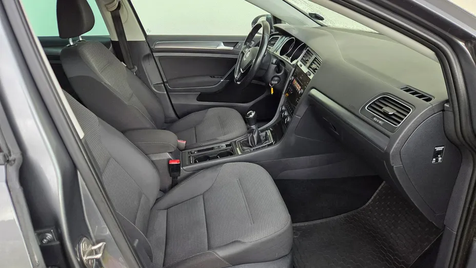 VOLKSWAGEN Golf -