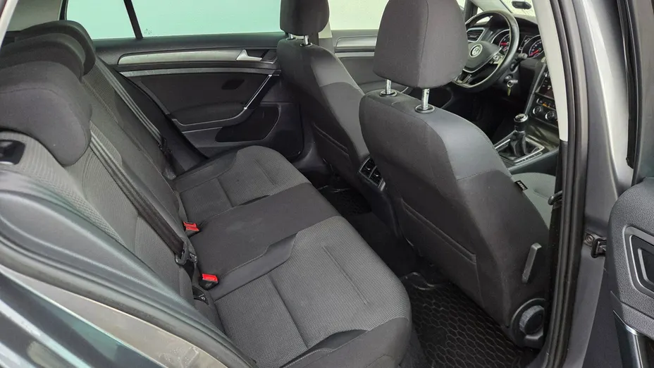 VOLKSWAGEN Golf -
