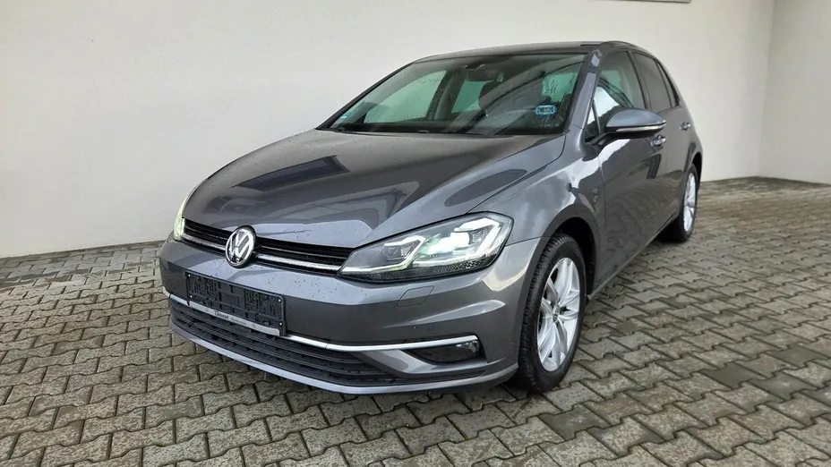 VOLKSWAGEN Golf -