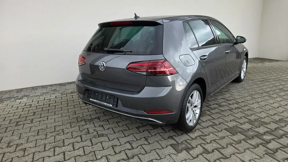 VOLKSWAGEN Golf -