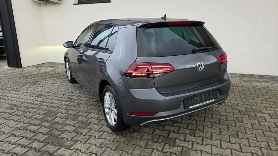 VOLKSWAGEN Golf -