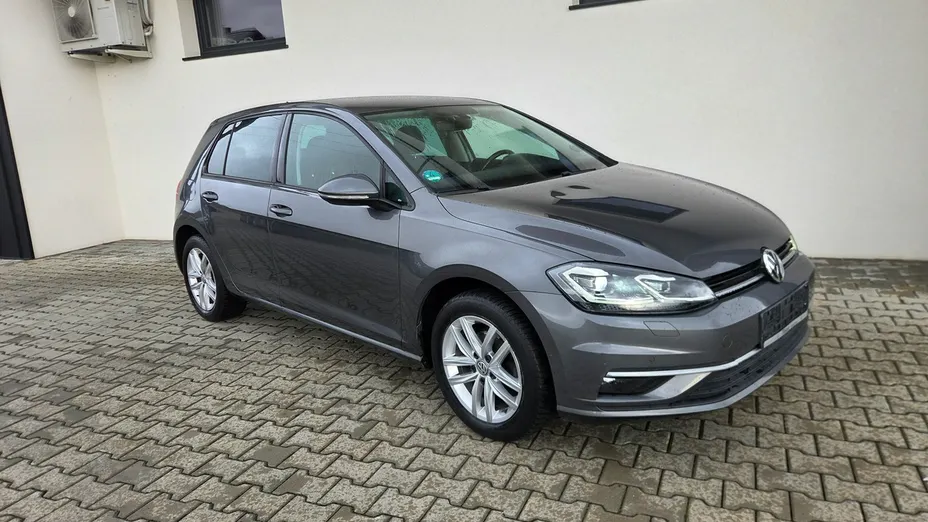 VOLKSWAGEN Golf -
