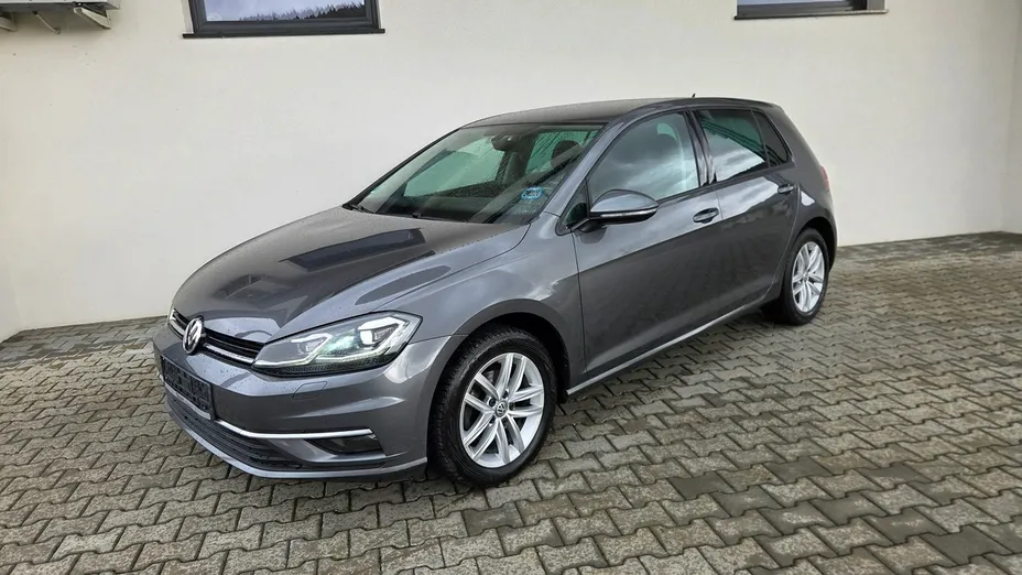 VOLKSWAGEN Golf -