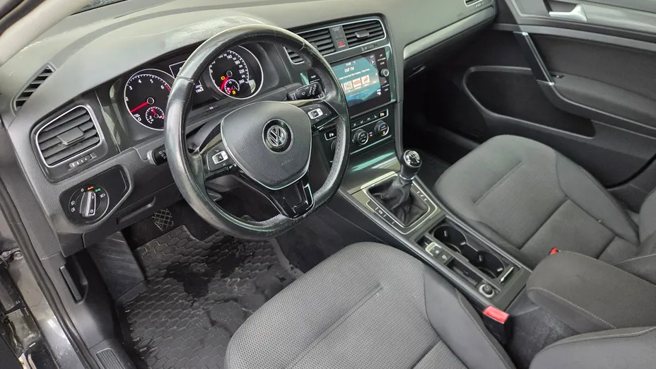 VOLKSWAGEN Golf -