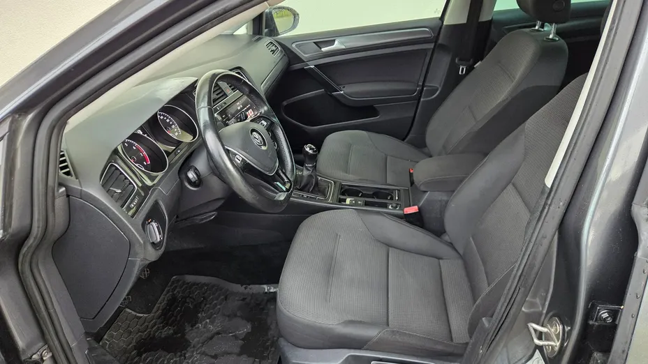 VOLKSWAGEN Golf -