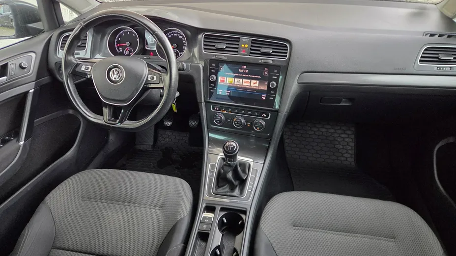 VOLKSWAGEN Golf -