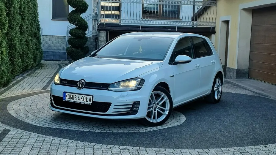 VOLKSWAGEN Golf -