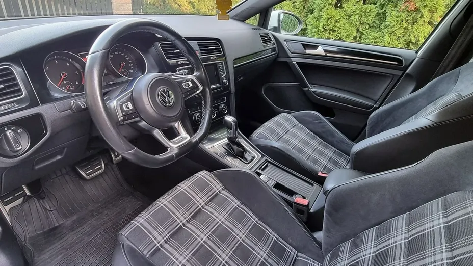 VOLKSWAGEN Golf -