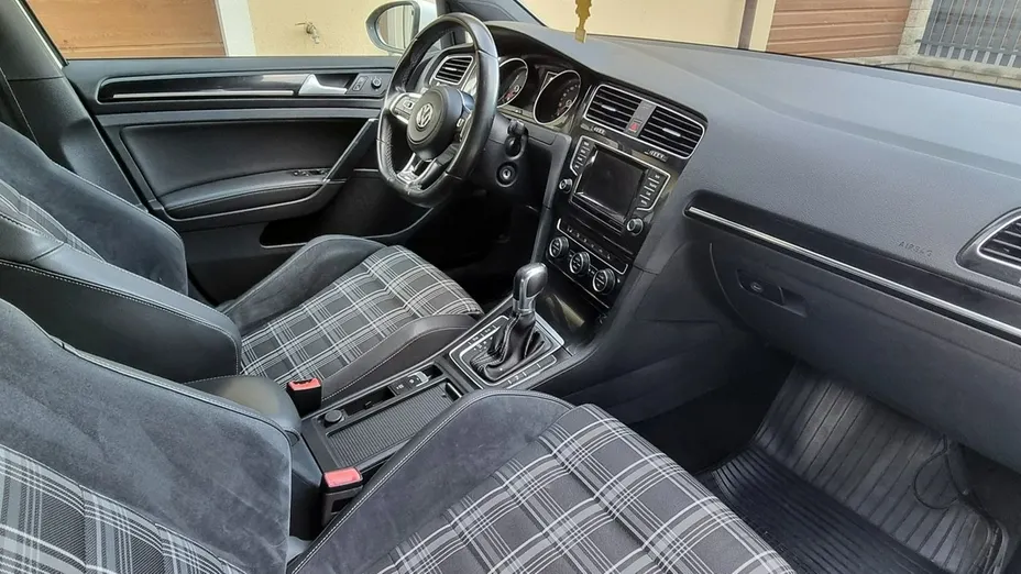 VOLKSWAGEN Golf -