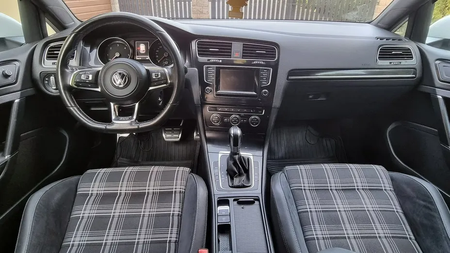 VOLKSWAGEN Golf -