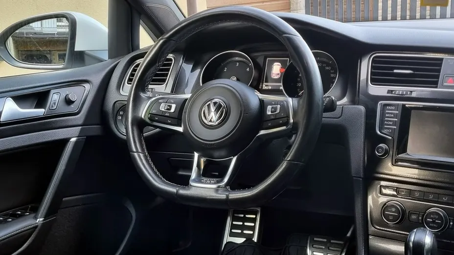 VOLKSWAGEN Golf -